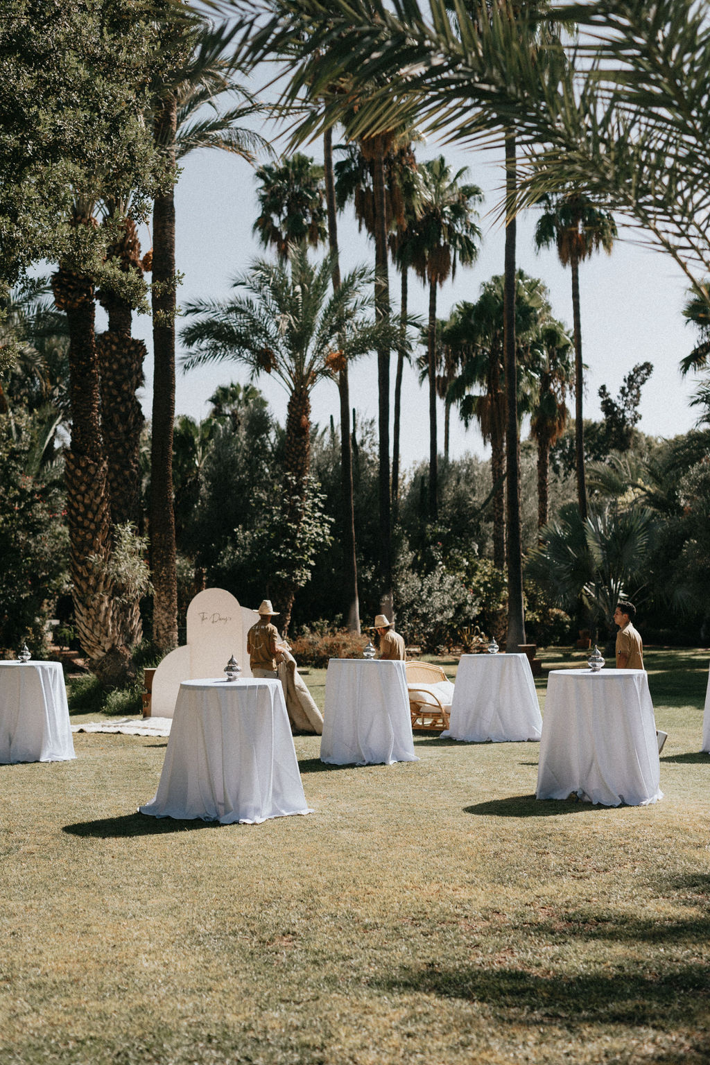 TENA - Cocktail Table with White Tablecloths - Image 3