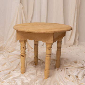 TARA – Gold Tray Table